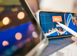 Analyse de Bitcoin, Ethereum et des options forex par un trader actif sur plusieurs marchés
